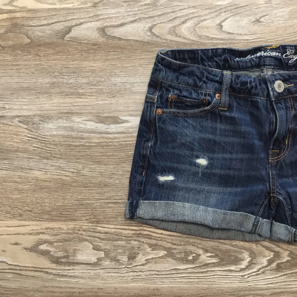 American Eagle Mid Rise Distressed Cut Off Jeans 00